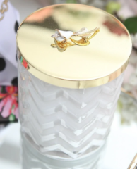 Fularlı balıksırtı desen beyaz&gold beyaz çiçek figürlü mum - Kokulu mum