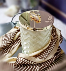 Fularlı balıksırtı desen ekru&gold arı figürlü mum  - Kokulu mum