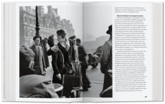 Photo Icons. 50 Landmark Photographs and Their Stories